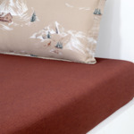 Olivier Desforges - Drap housse en satin de coton lavé rouge, Coeur Vaillant