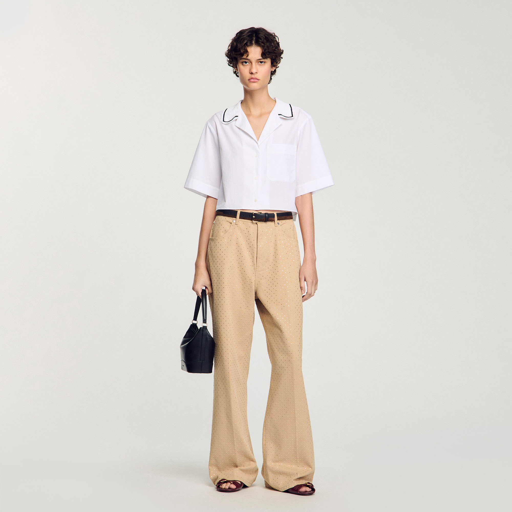 Chemise à col en crochet