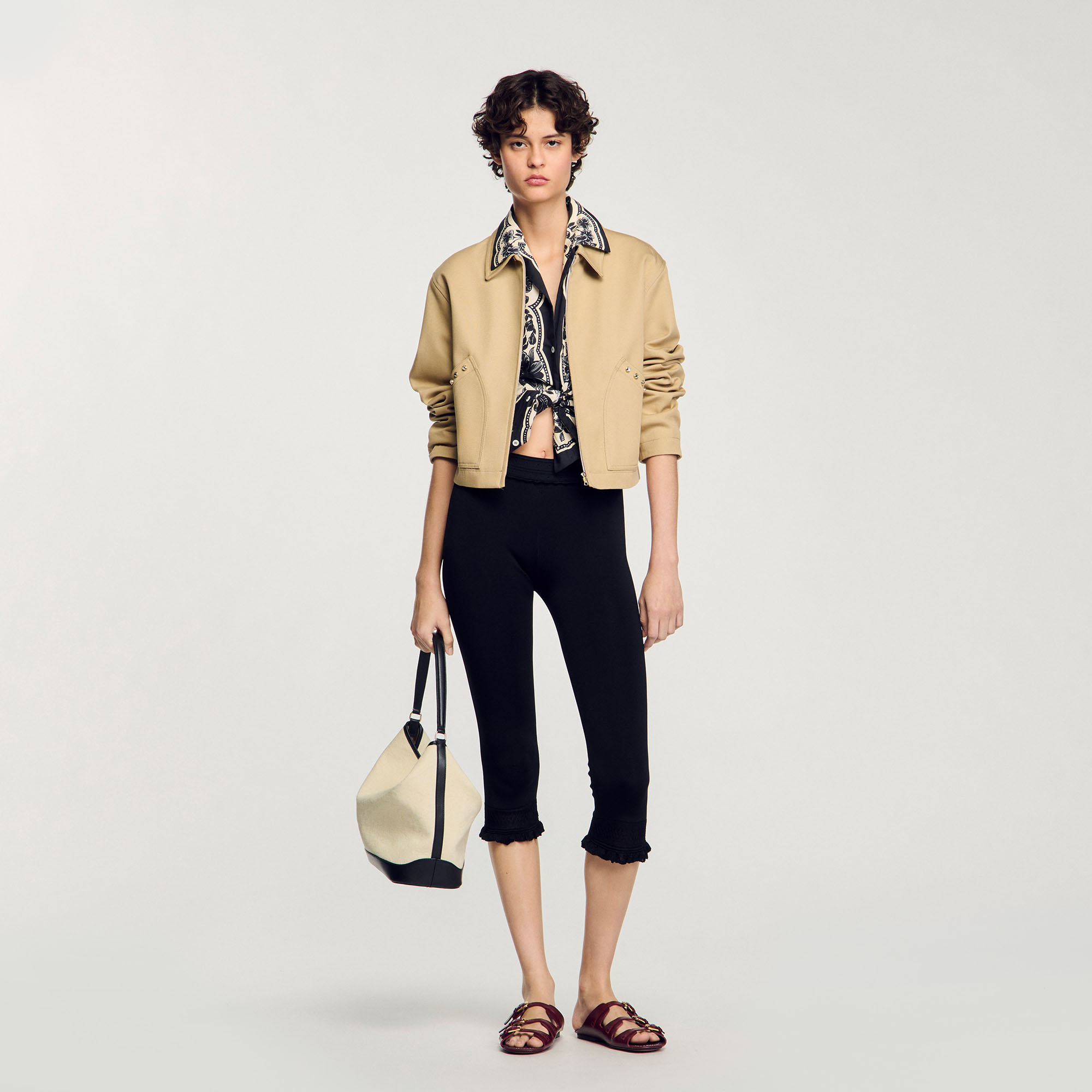 Blouson court à détails strassés