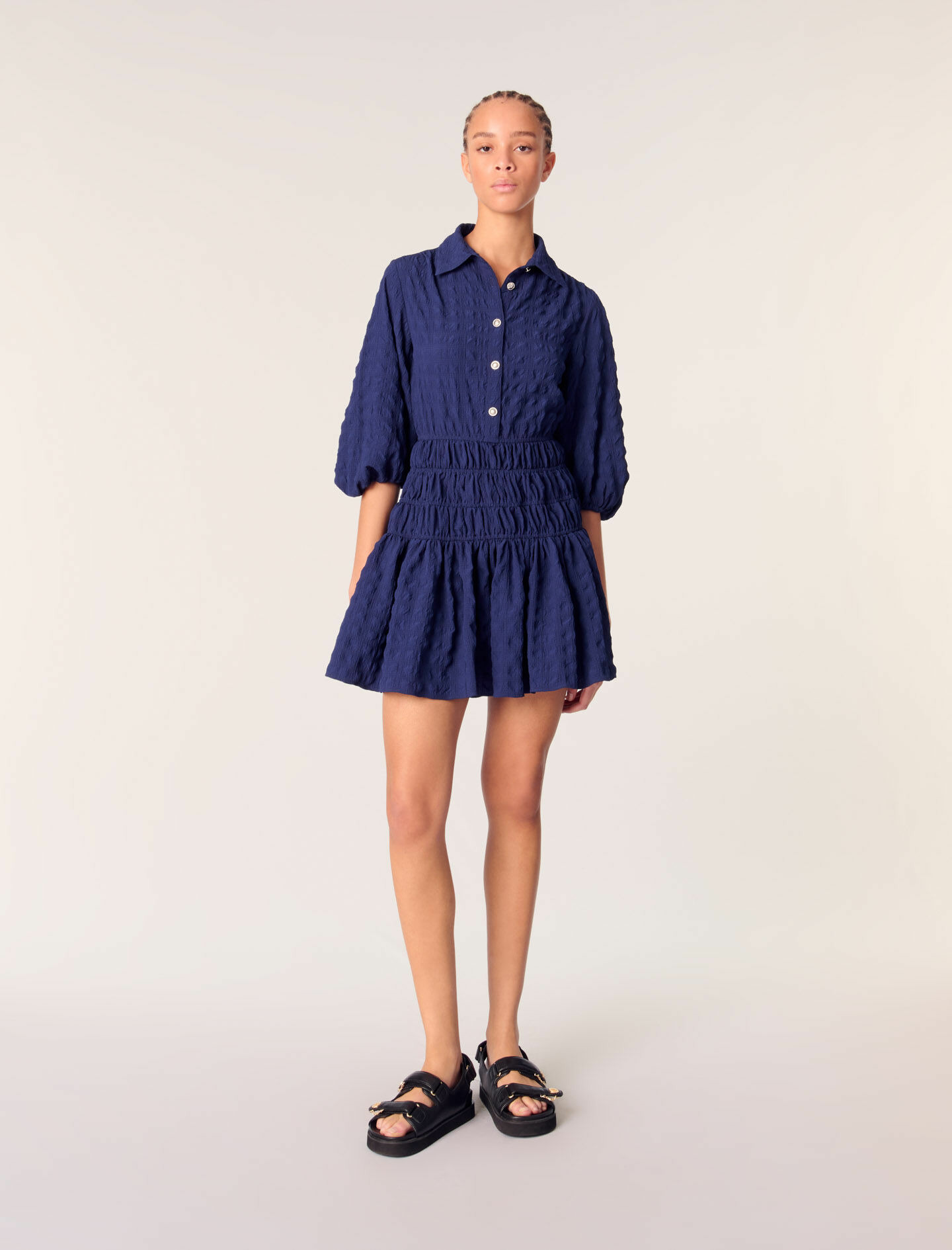 Robe courte plissée satinée