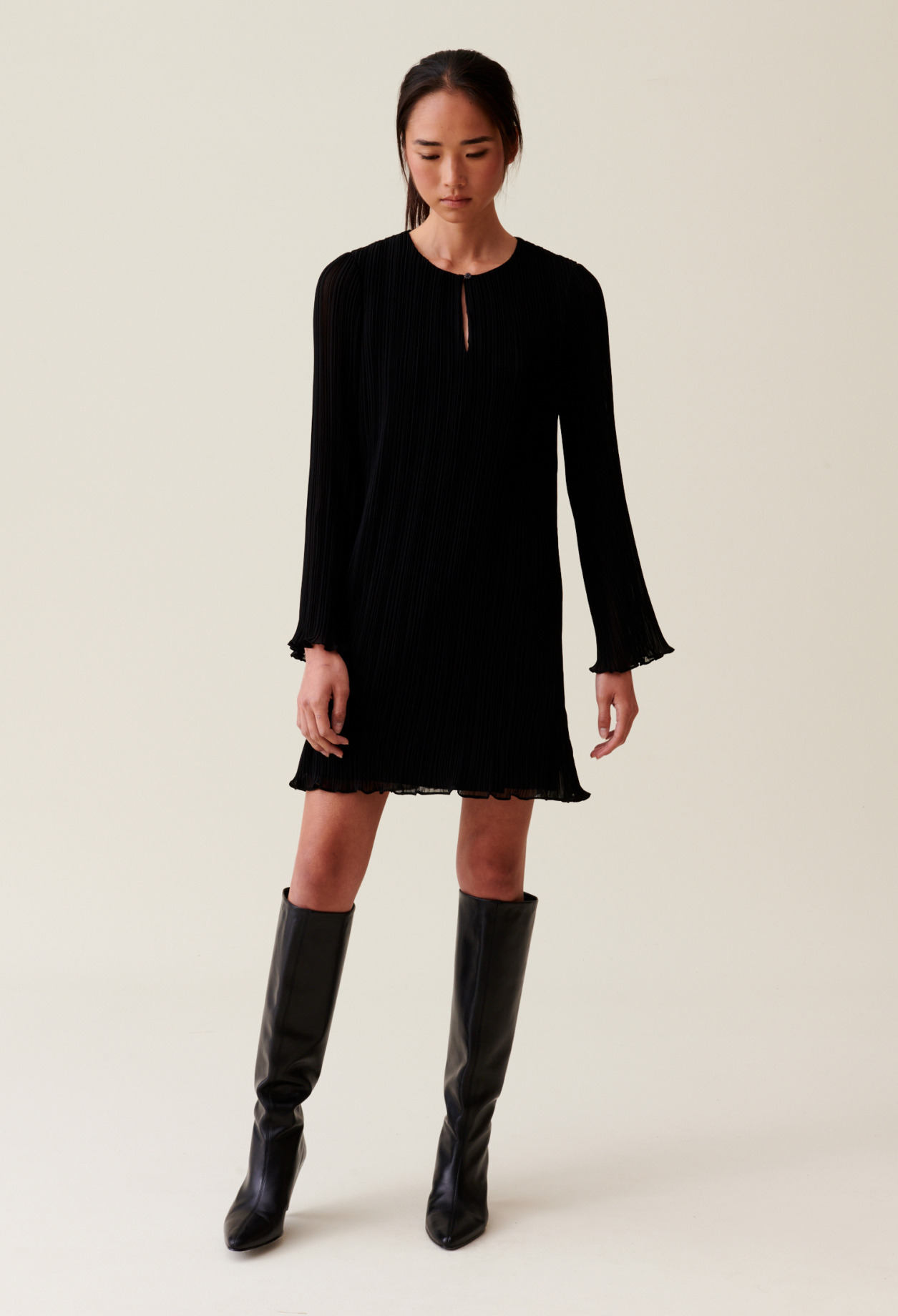 Robe courte plissée manches longues