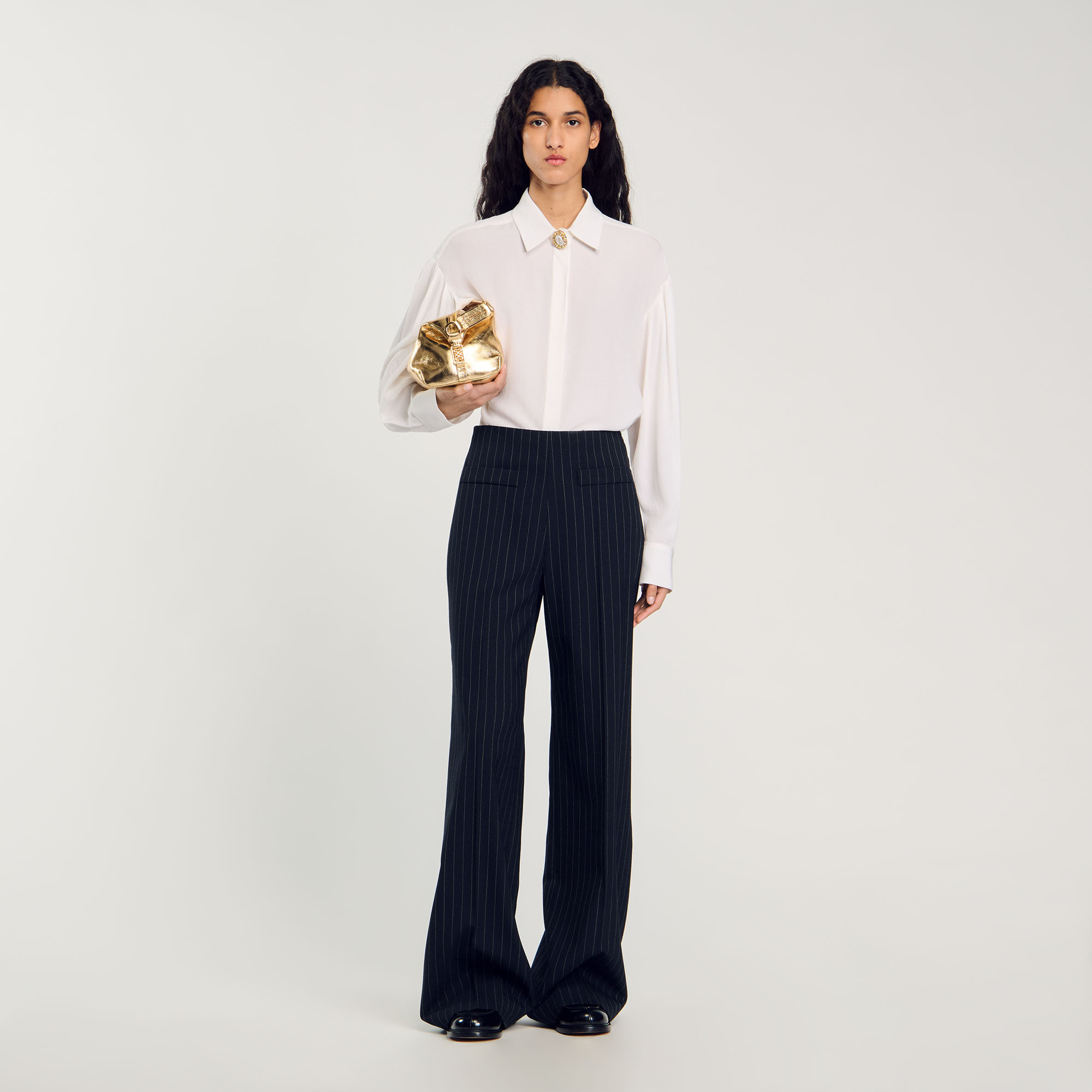 Chemise fluide en soie à bouton bijou