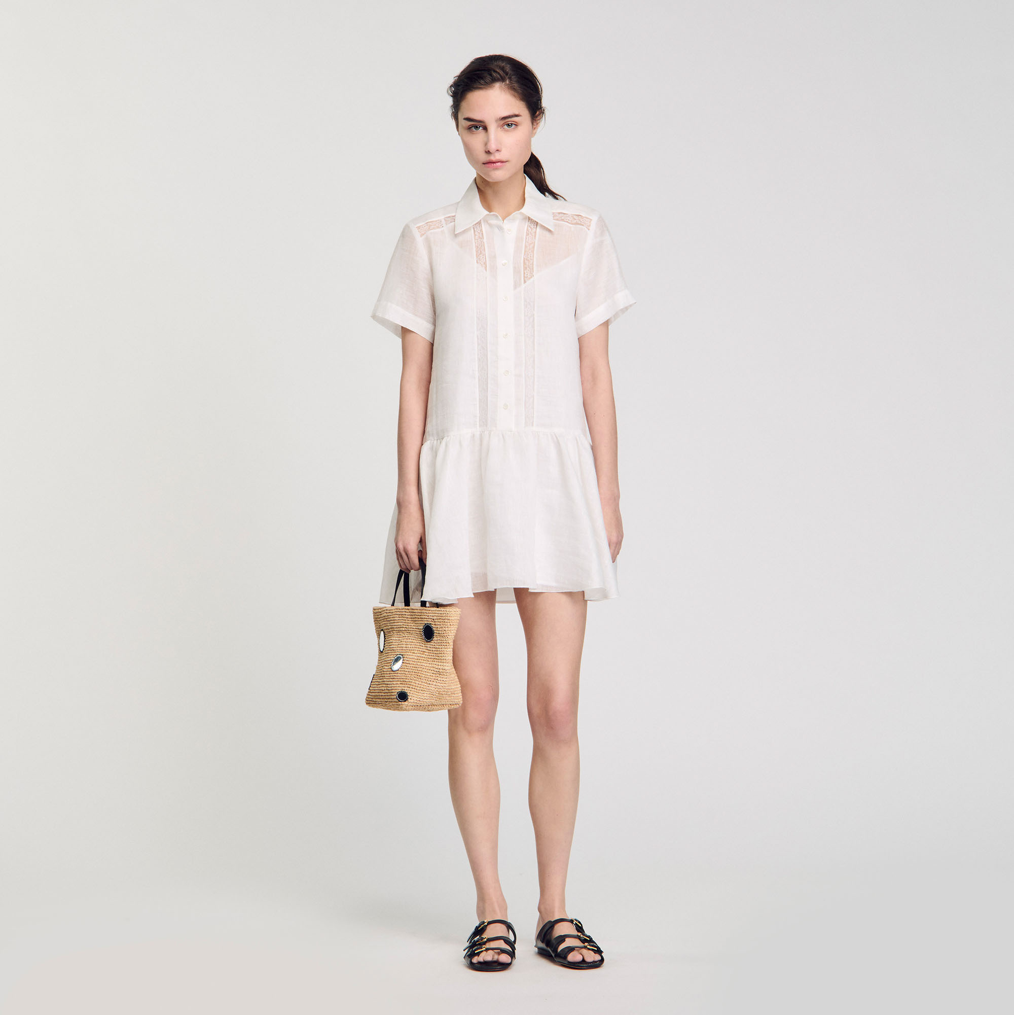 Robe courte à détails dentelle