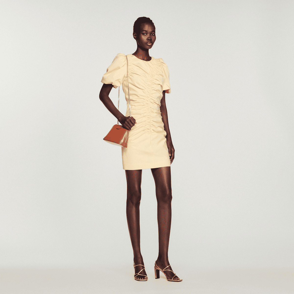 Robe courte froncée