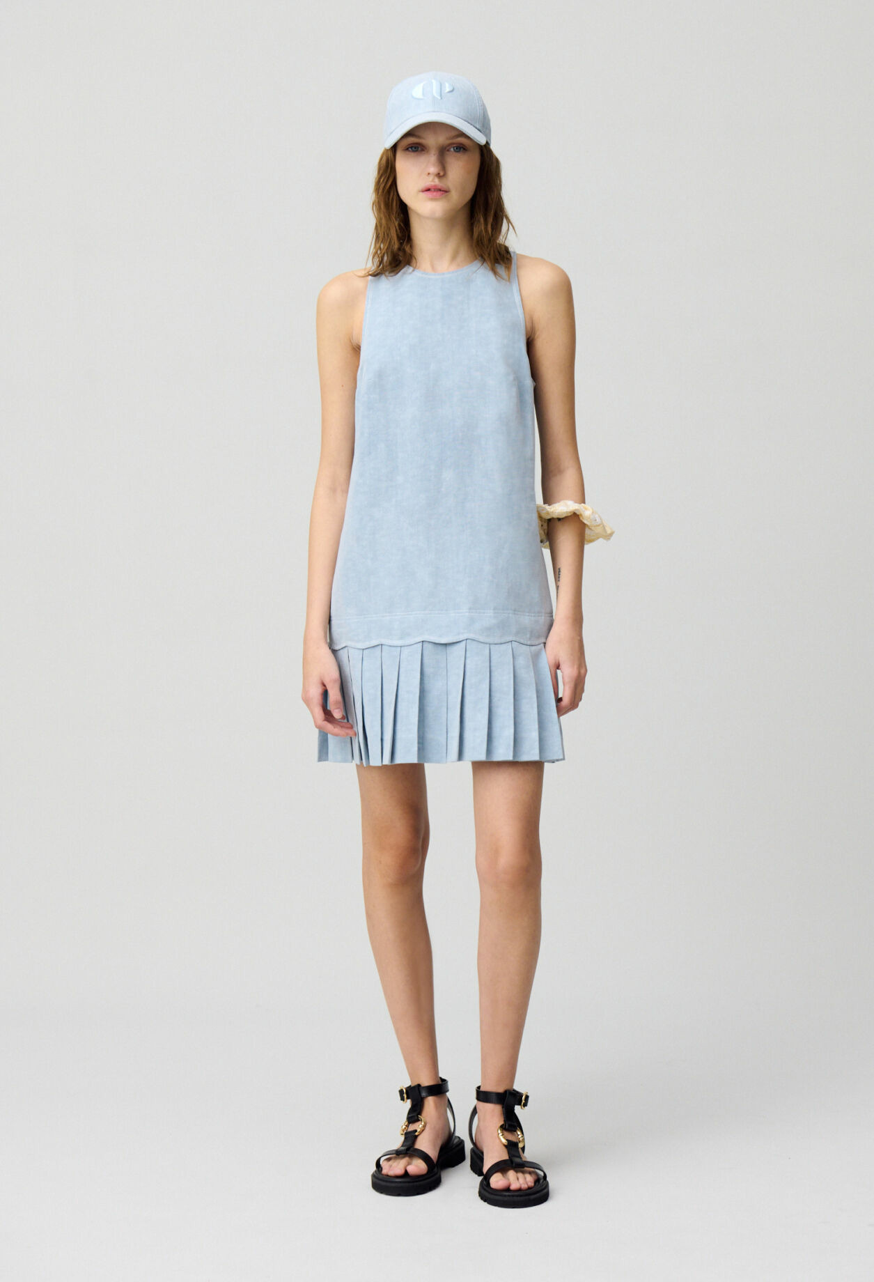 Robe courte sans manches