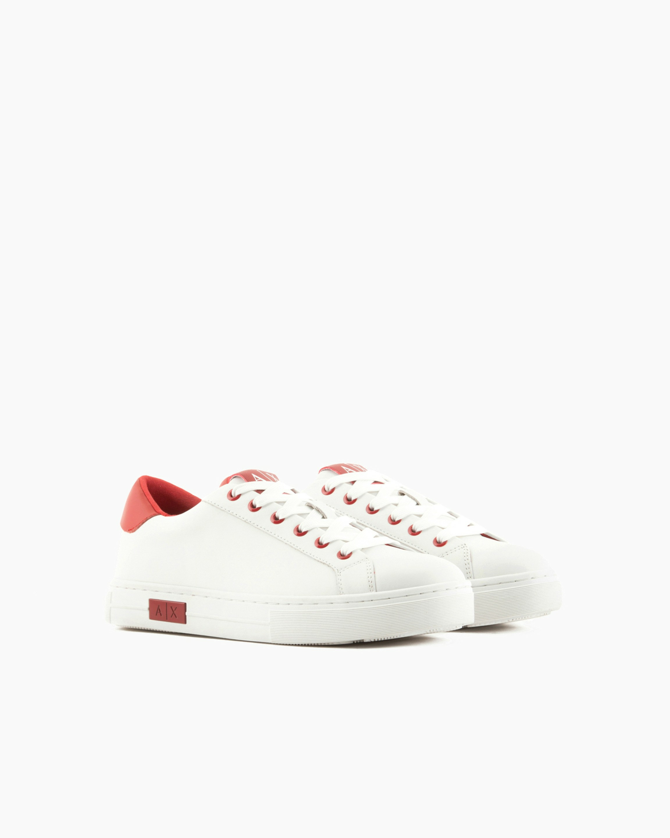 Baskets blanches et rouges