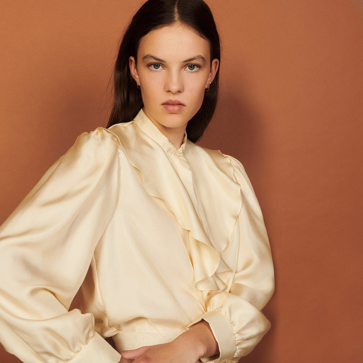 Chemise en soie à col jabot