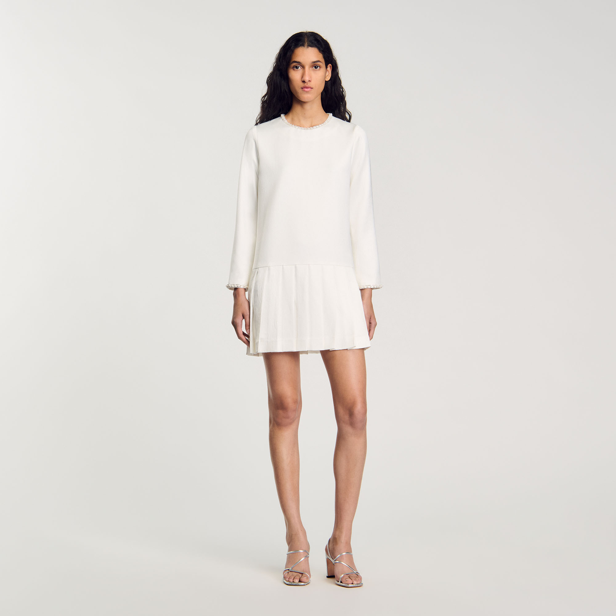 Robe courte perlée en satin