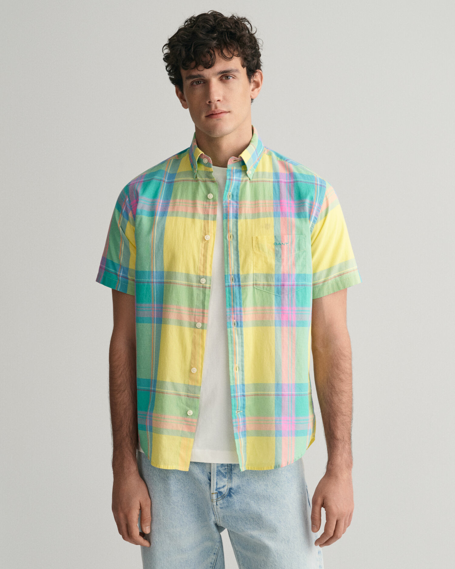 Chemise regular fit à carreaux madras colorés et manches courtes