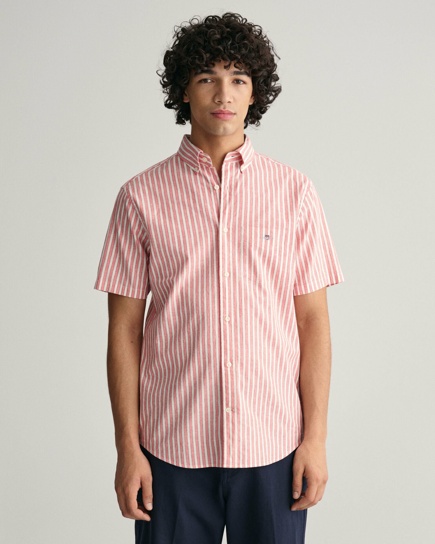 Chemise regular fit en coton et lin à rayures et manches courtes