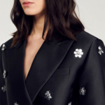 Veste courte satinée ornée de fleurs