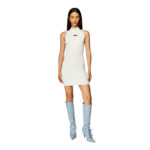 Robe courte à col roulé en maille côtelée