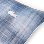Lacoste - Taie d'oreiller en satin de coton lavé bleu, L Denim