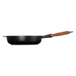 Sauteuse 28cm en fonte émaillée noire avec manche en bois