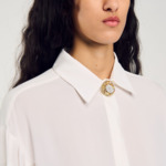 Chemise fluide en soie à bouton bijou