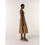 Robe plissée et décolleté bijoux