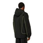 Coupe ampleCapuche et base avec cordon de serrage2 poches zippées et revers élastiquesFermeture zippée à double sensDoublure matelassée et rembourrée