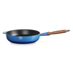 Sauteuse 28cm en fonte émaillée bleu azur avec manche en bois