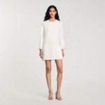 Robe courte perlée en satin