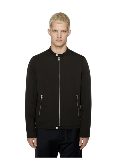 Coupe régulièreFermeture zippéeBouton pression sur le col et l'ourletZips poches et chevillesPoche intérieure et doublure