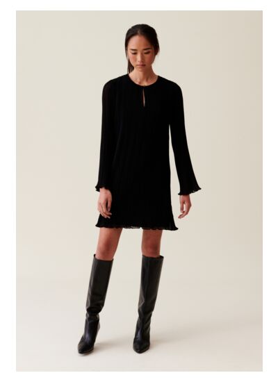 Robe courte plissée manches longues