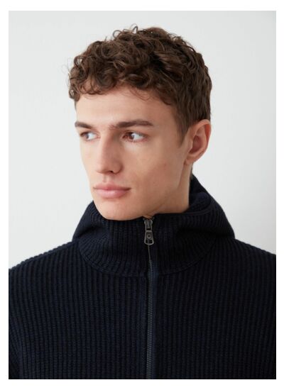 Pull avec zip et capuche