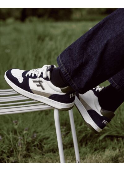 Baskets écrues & bleu marine