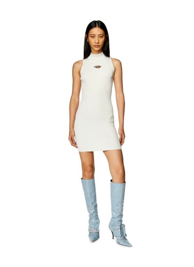 Robe courte à col roulé en maille côtelée