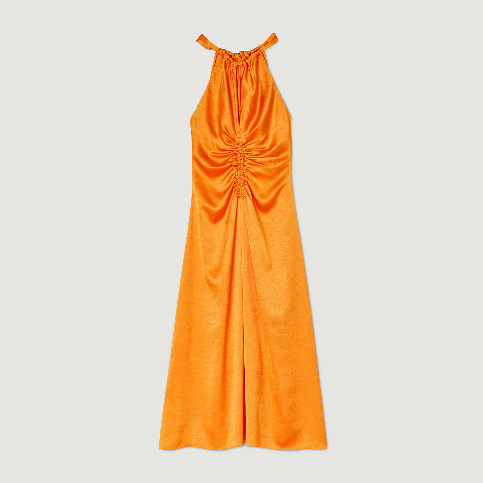 Robe longue satinée froncée