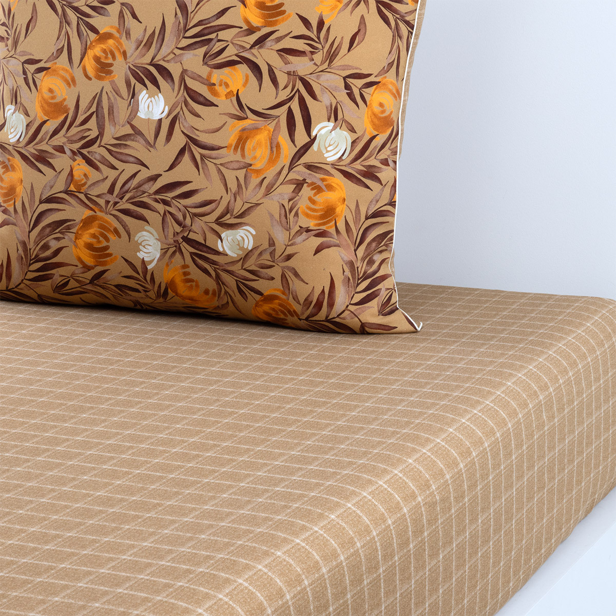 Olivier Desforges - Drap housse en satin de coton lavé marron, Aurelia