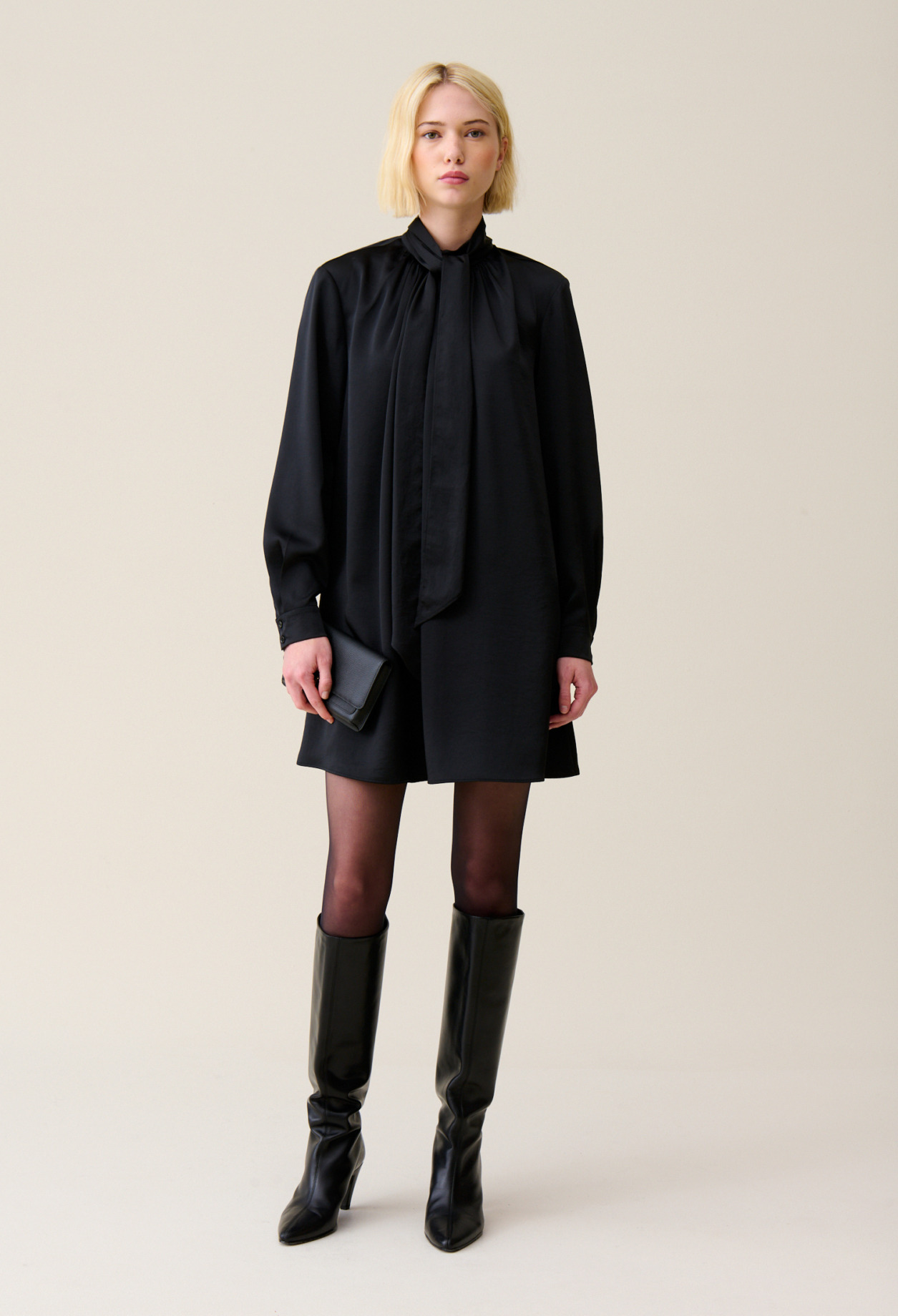 Robe fluide col lavallière noir