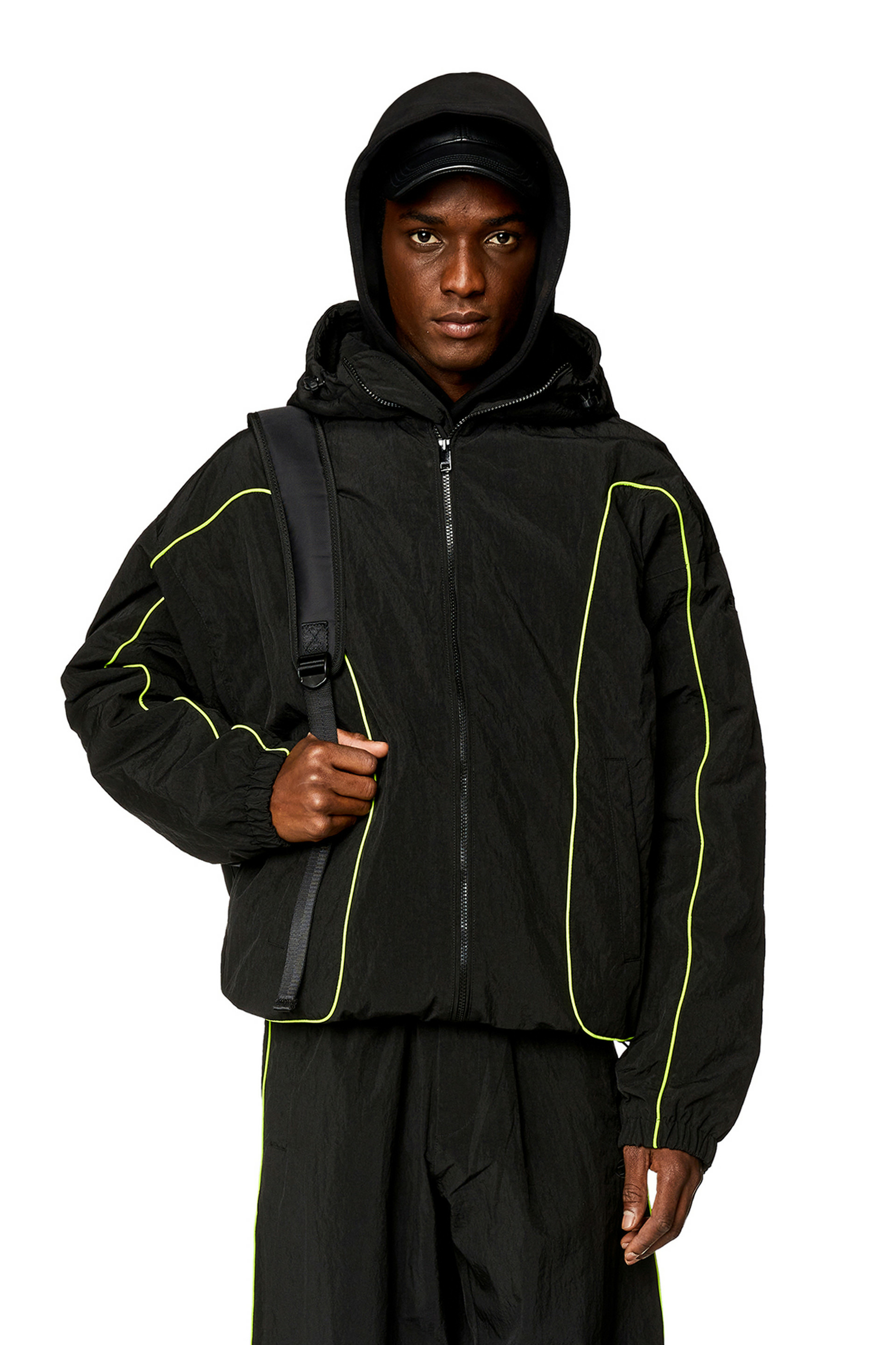 Coupe ampleCapuche et base avec cordon de serrage2 poches zippées et revers élastiquesFermeture zippée à double sensDoublure matelassée et rembourrée