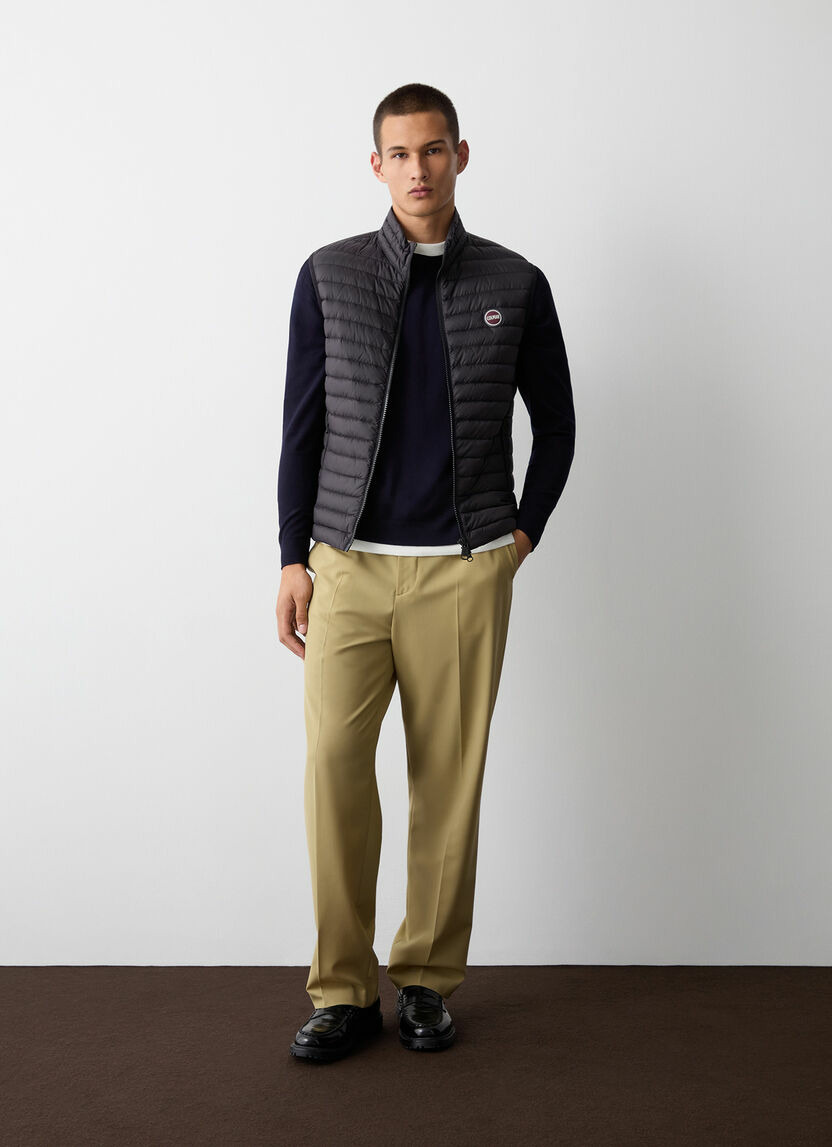 Veste sans manches garnie de plumes