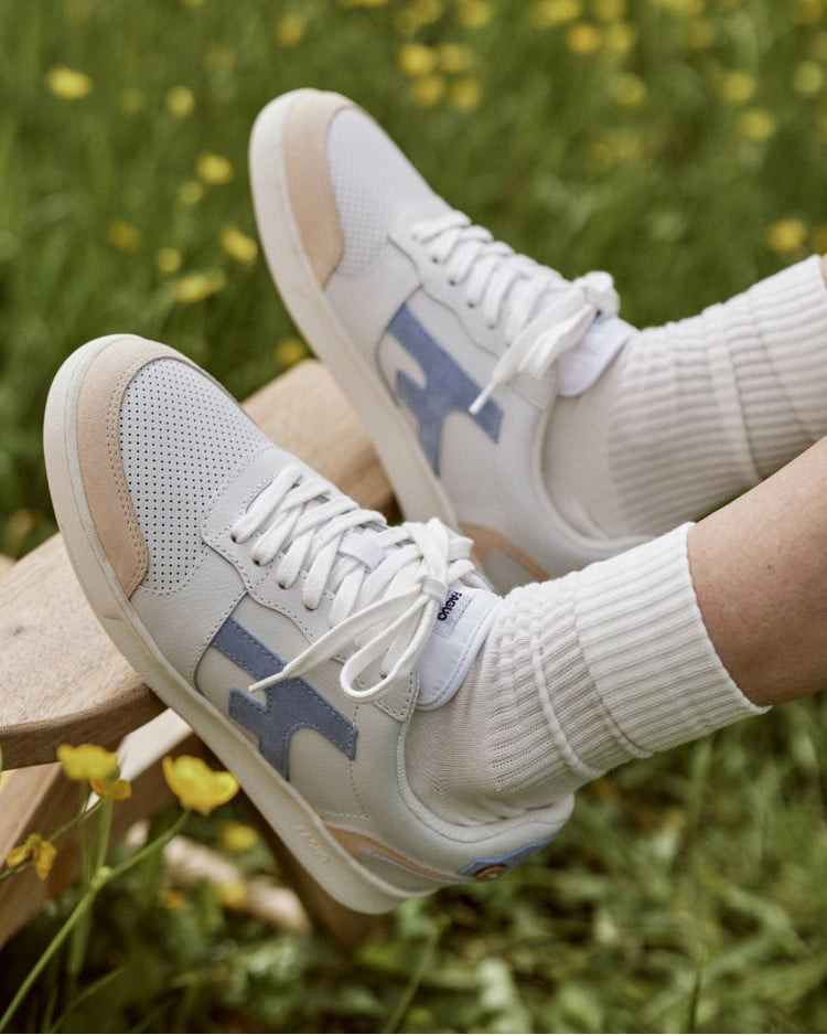 Baskets basses blanches, beiges & bleues