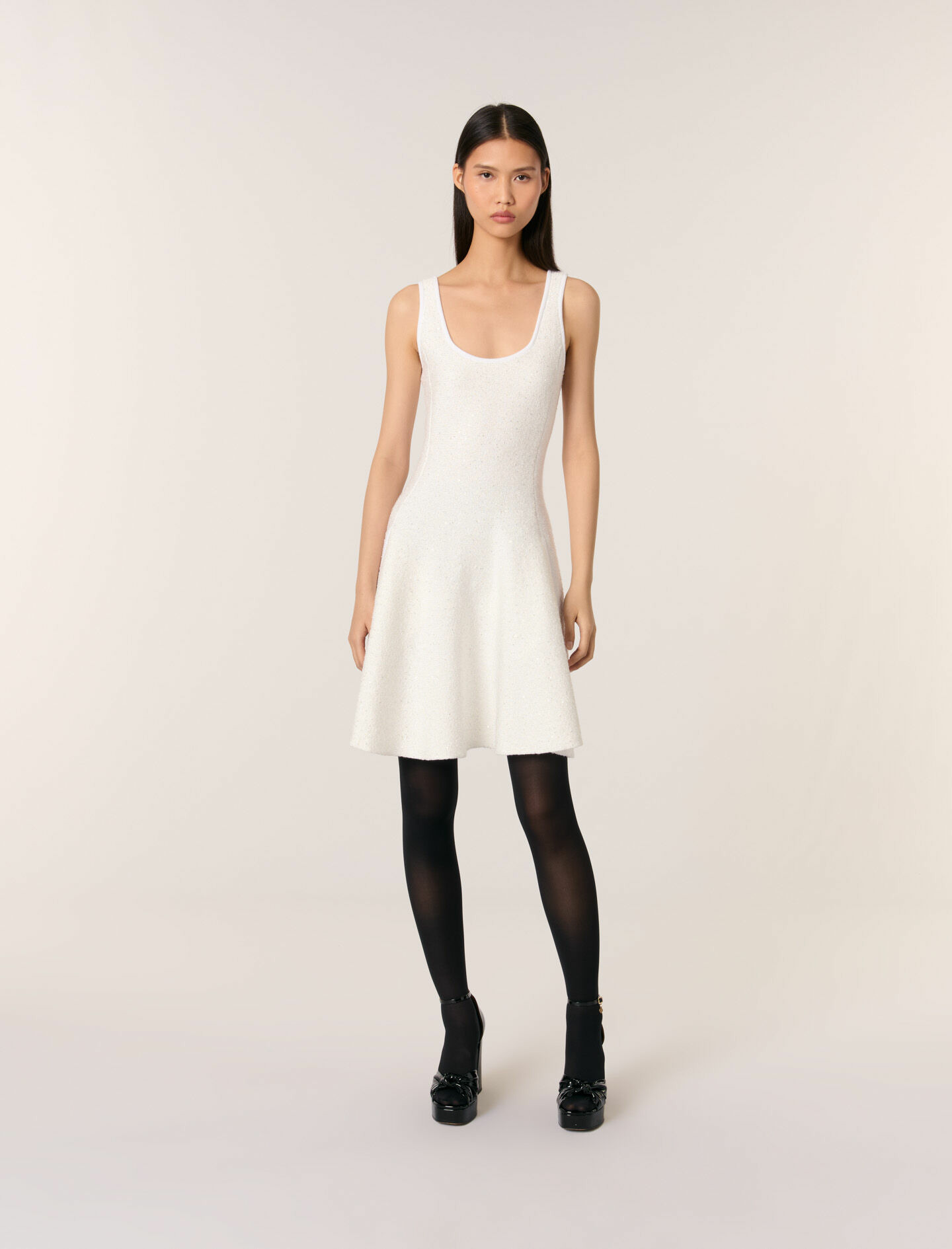 Robe courte en maille à sequins