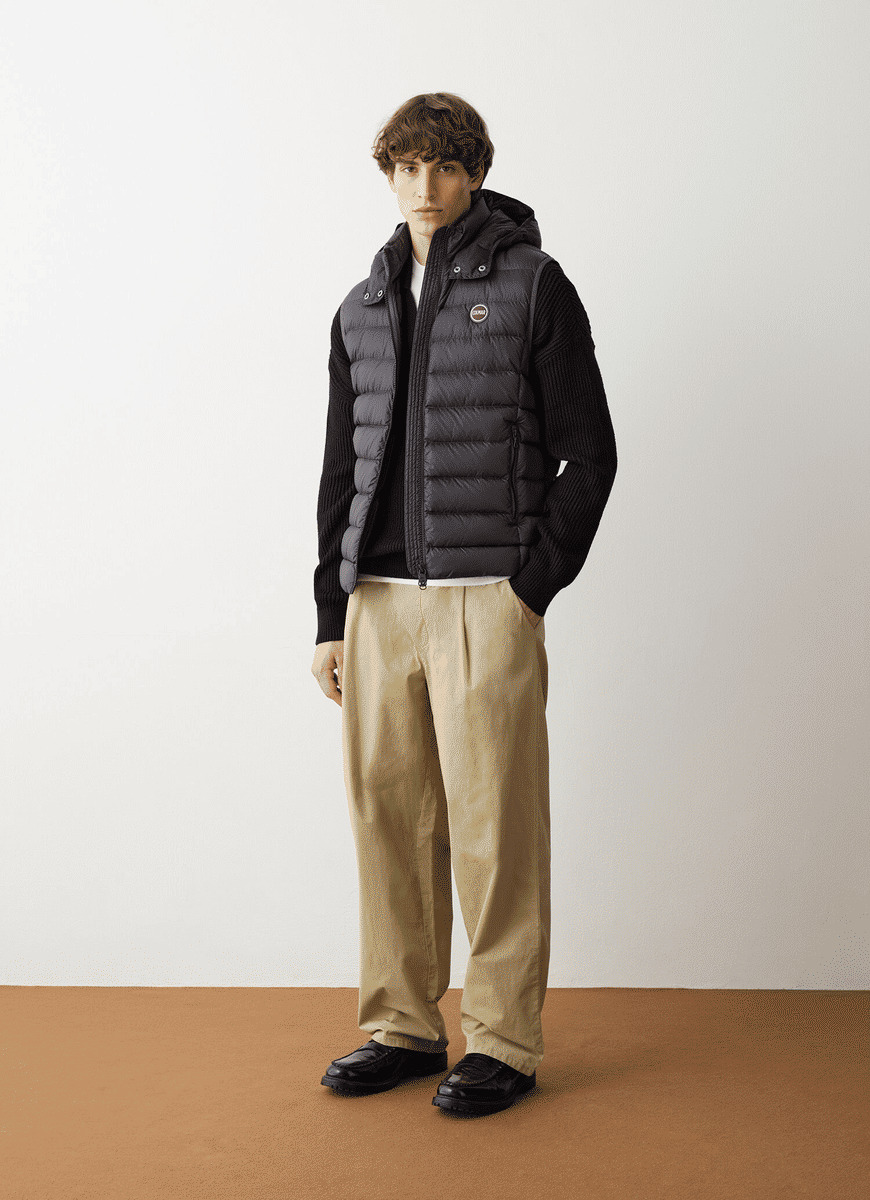 Veste sans manches garnie de duvet avec capuche amovible