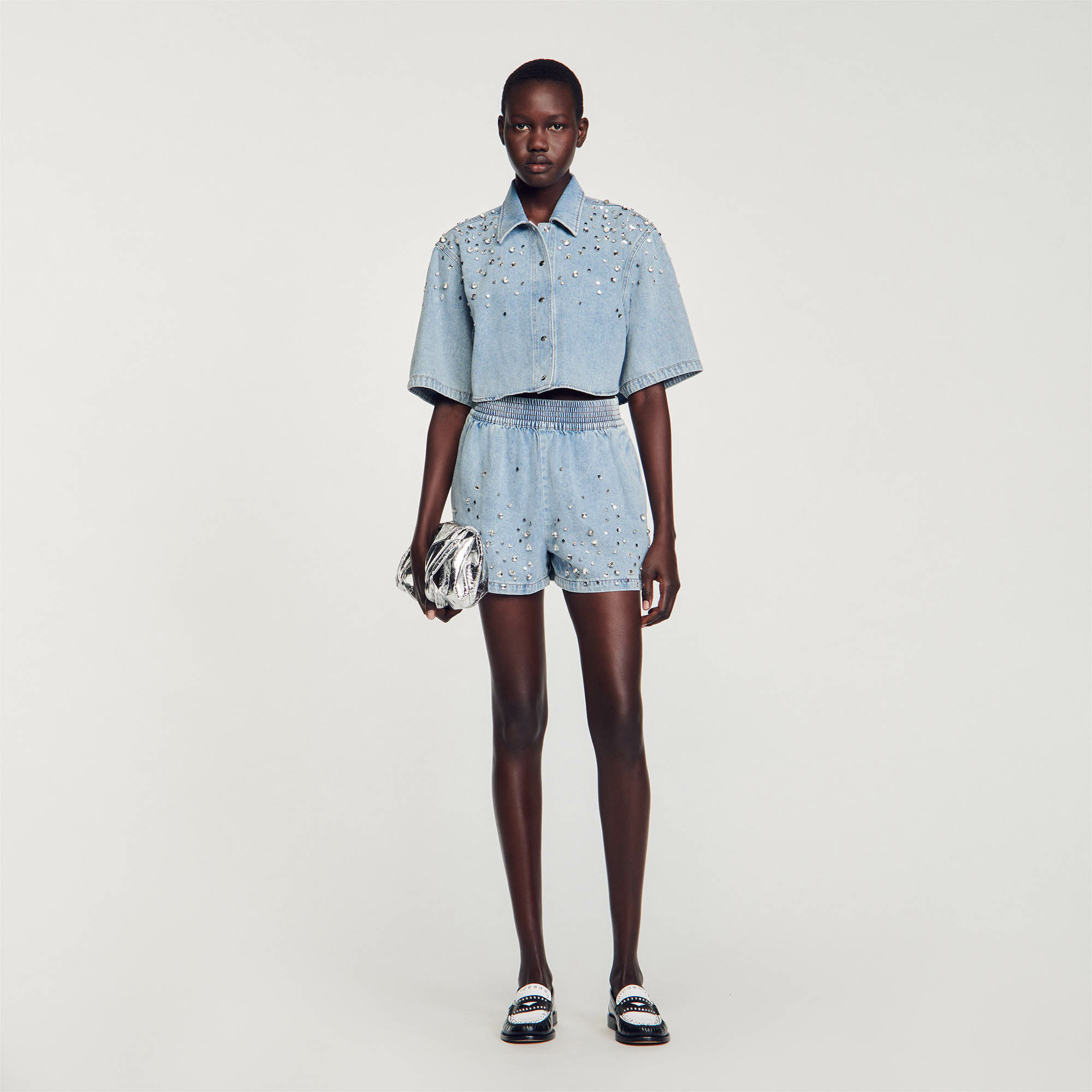 Short large en denim orné de strass