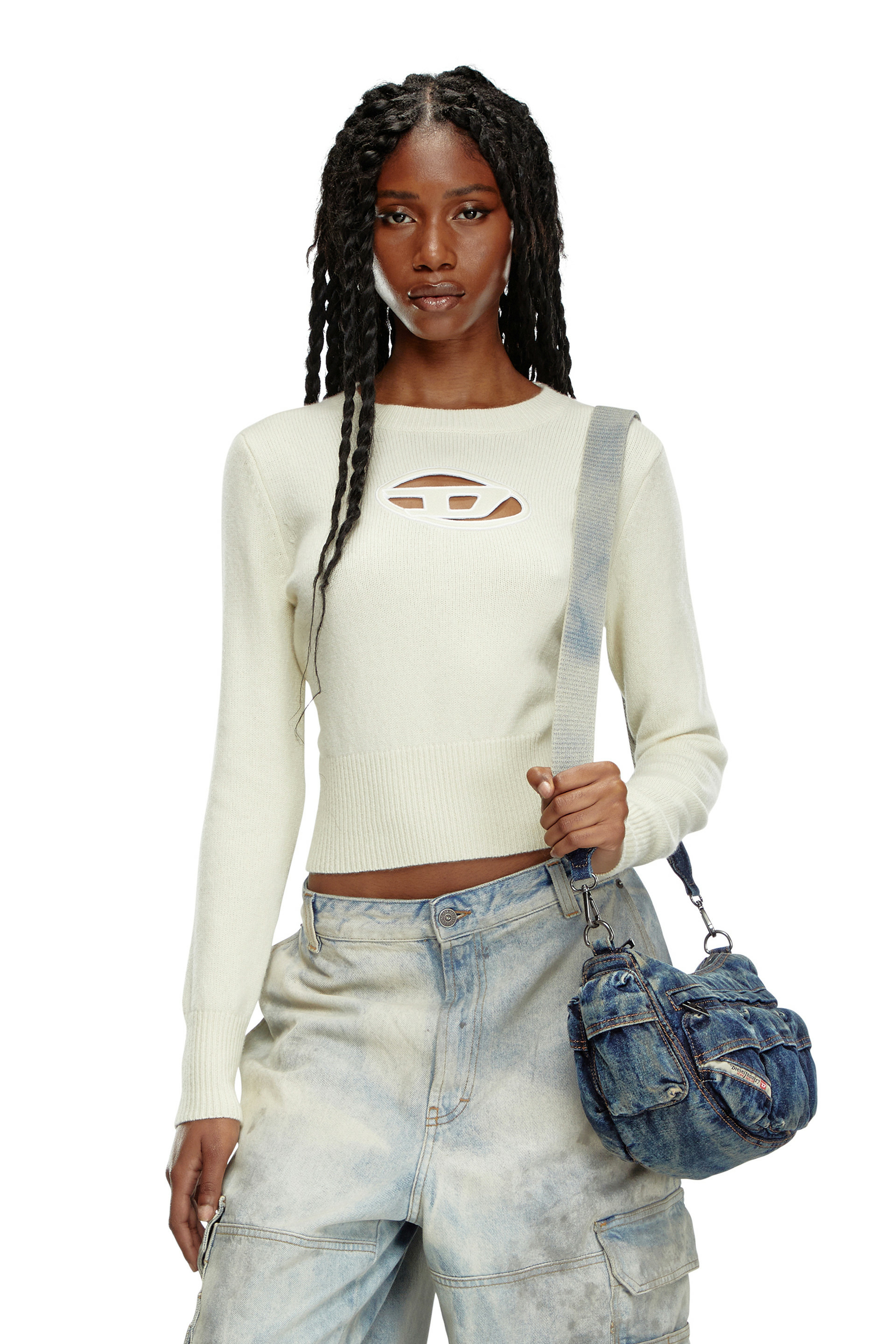 Pull avec logo brodé effet découpé