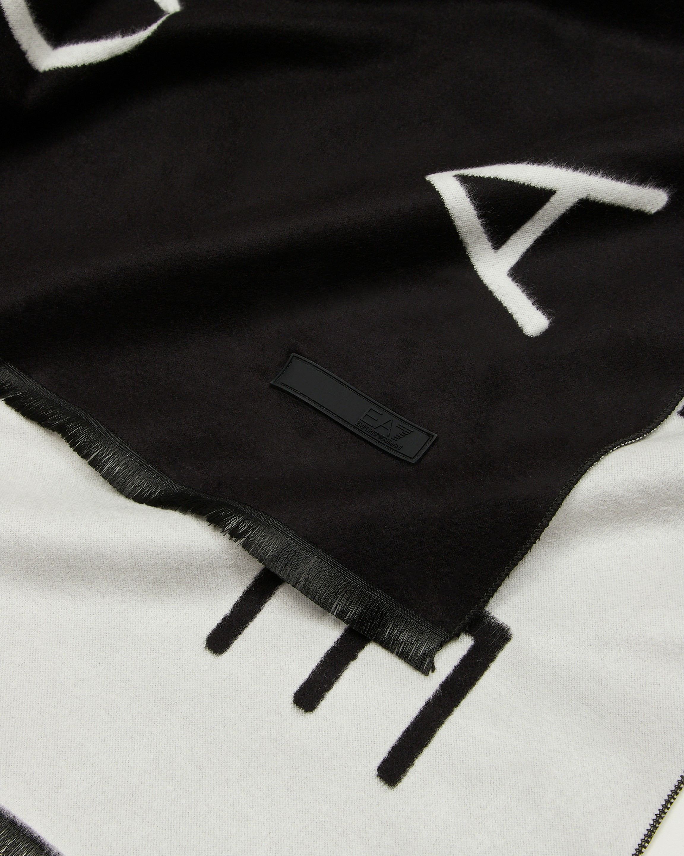 7w000022 af10450 uc001 montage-noir