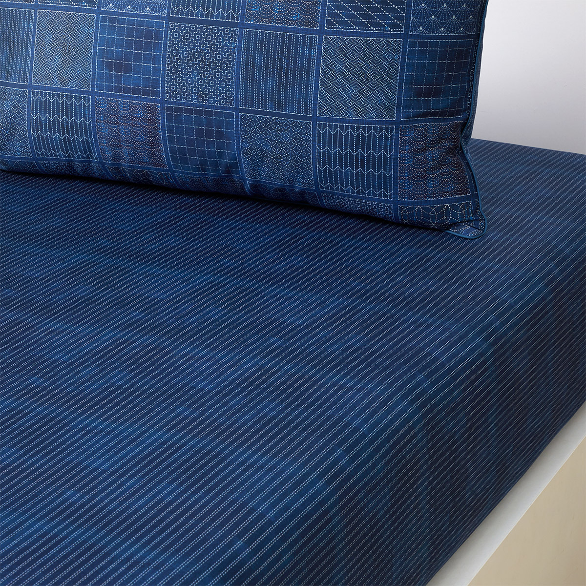 Kenzo - Drap housse en satin bleu, K Sashiko