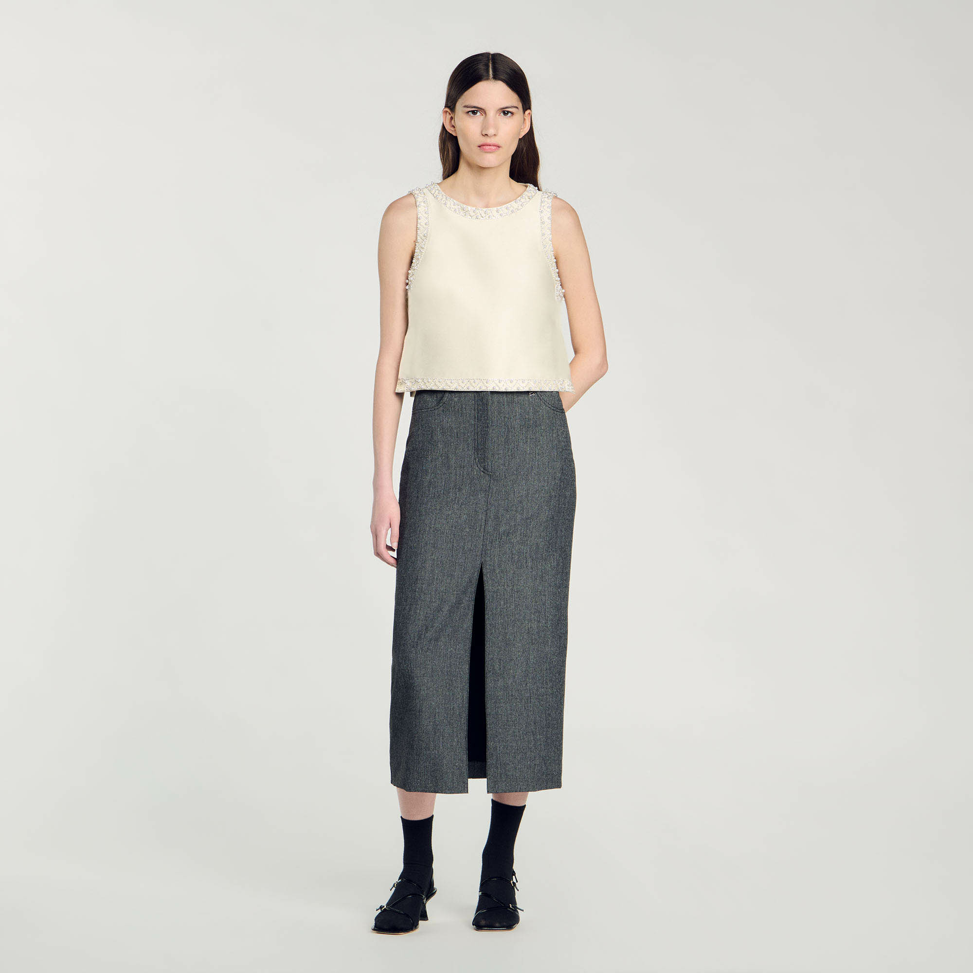 Top en satin orné de strass