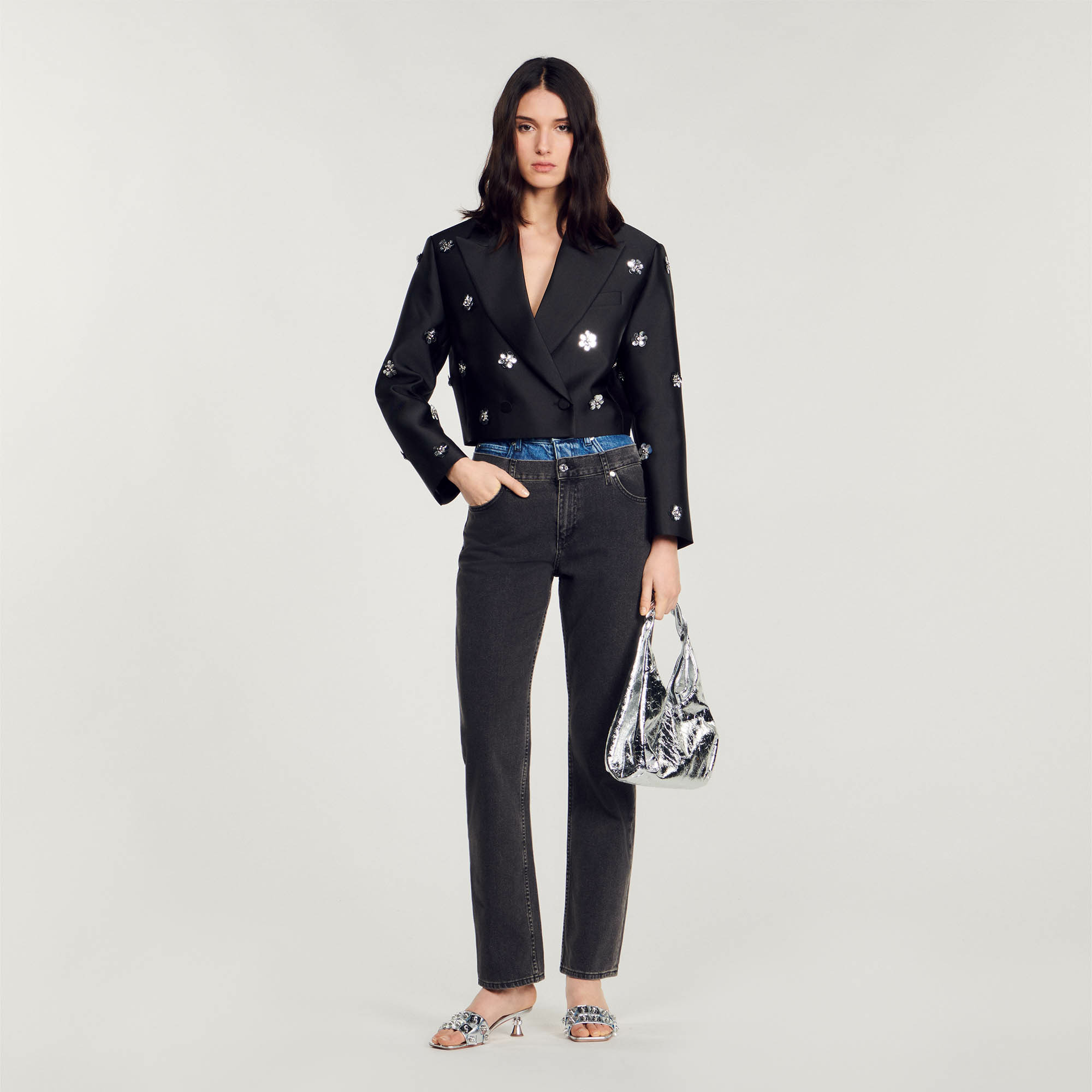 Veste courte satinée ornée de fleurs