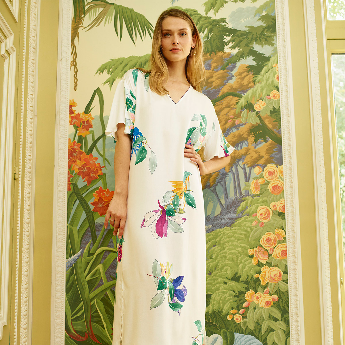 - Chemise de nuit longue col v en satin de viscose, Parfum