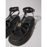 Sandales plates crantées