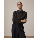 Chemise irisa avec gorge cachée et poignets mousquetaires en twill de soie unie noir