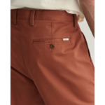 Pantalon chino regular fit en sergé