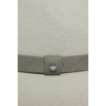 Chapeau en feutre pour femme avec des éléments naturels