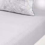 Lacoste - Drap housse en satin de coton lavé gris, L Leaf