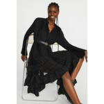 Robe noire longue plissée à volants