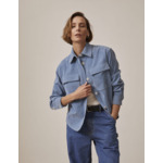 Veste inès avec deux poches poitrine à rabat en velours côtelé uni bleu clair